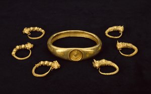 Bracelet en or avec un buste d
